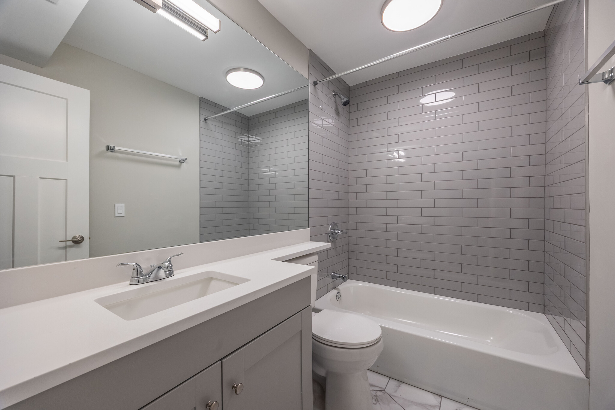 Building Photo - 1225 N La Salle Dr