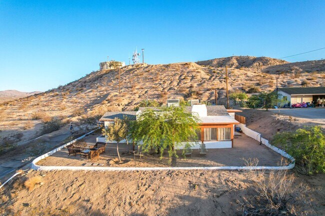 Building Photo - 2 Bedroom 1 Bath - Furnished Hilltop Home ...