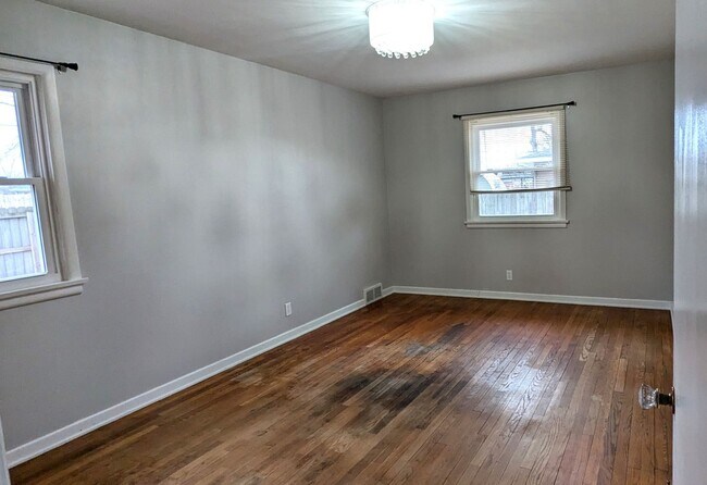 Building Photo - 614 E Sunset Dr