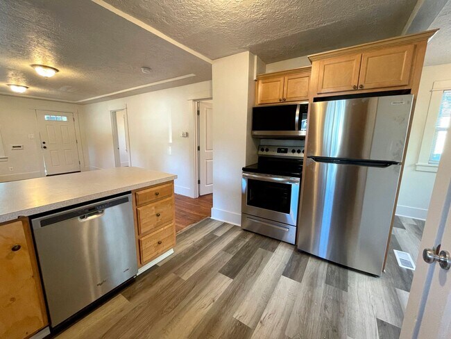 Building Photo - Charming 1920s Bungalow in Montavilla, Washer and Dryer Included!