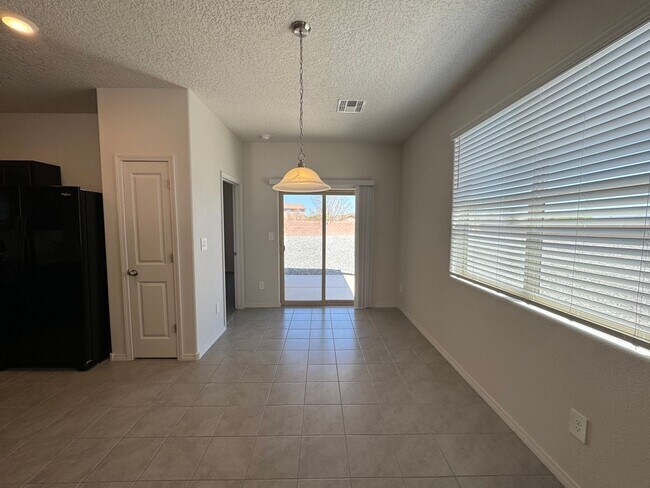 Building Photo - 4 bed 2 bath home in Huning Ranch! Newly B...