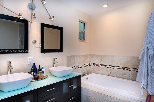 Building Photo - 1529 Bayview Dr