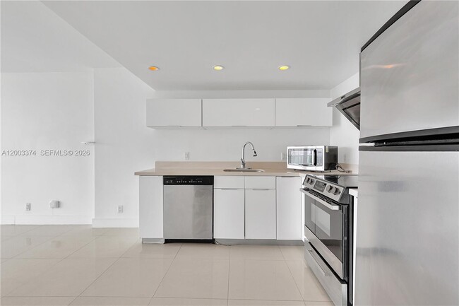 Building Photo - 100 Bayview Dr