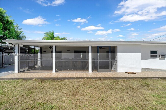 Building Photo - 14970 Leisure Dr