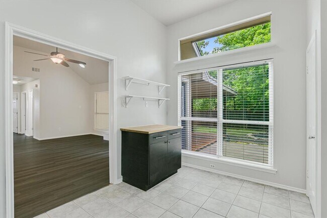 Building Photo - 501 Maple Run Dr