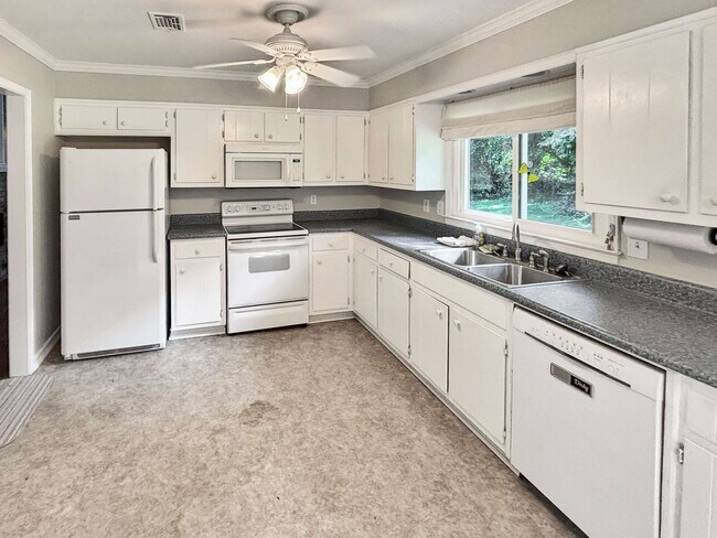 Building Photo - Charming 3 BR/2BA Townhome in Marietta!