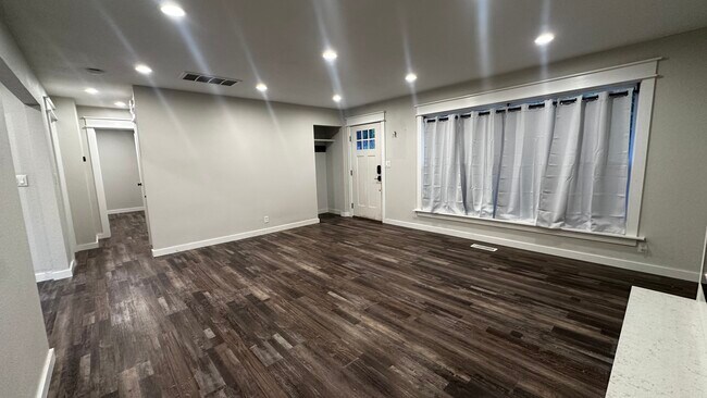 Building Photo - 340 SE 26th Ave