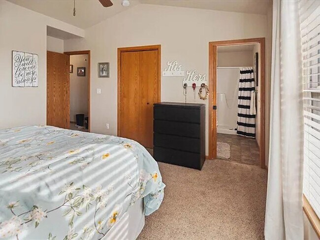 Building Photo - Coralville 4 Bedroom 4 Bath 3 Level Town H...