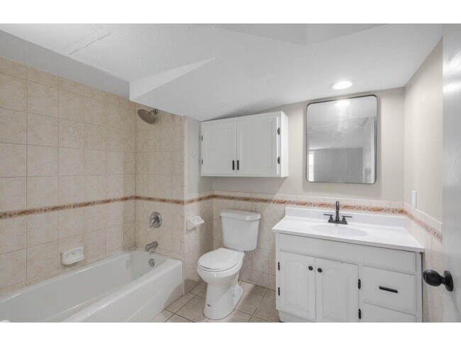 Building Photo - Beautiful remodeled 2 Bed Apartment in Mou...