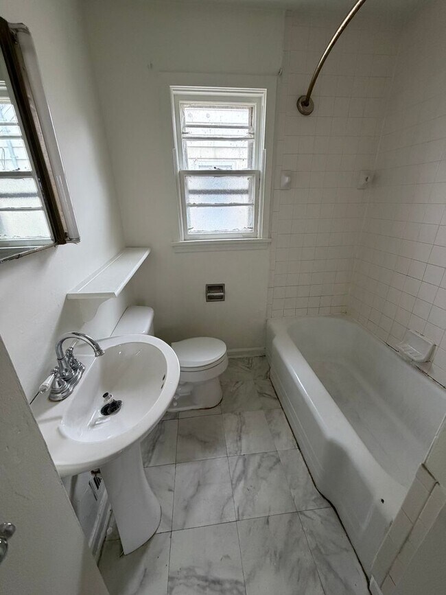 Building Photo - 3 Bedroom and 1 bath