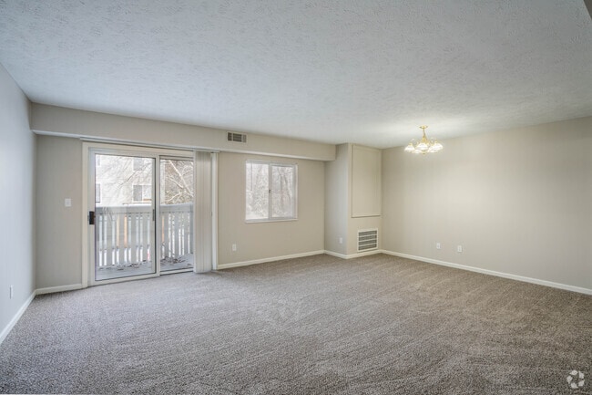 2BR, 1BA - 1,000SF - Living Room - Woodrun Apartments
