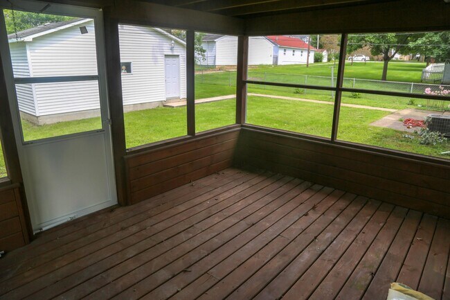 Building Photo - 631 Elm St