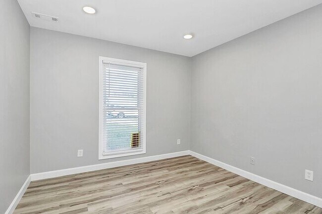 Building Photo - Charmingly Updated 3BD/2BA Ranch Home in Birnam Woods!