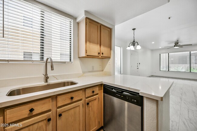 Building Photo - 4925 E Desert Cove Ave