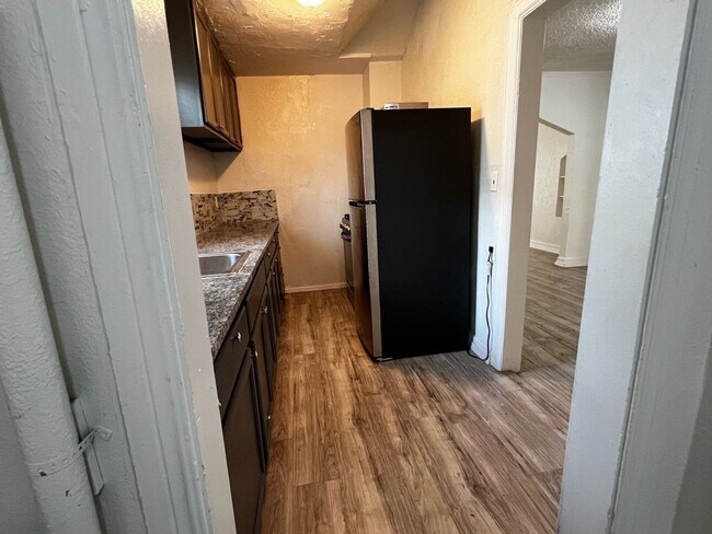 Building Photo - Huge 2 bed 1 bath