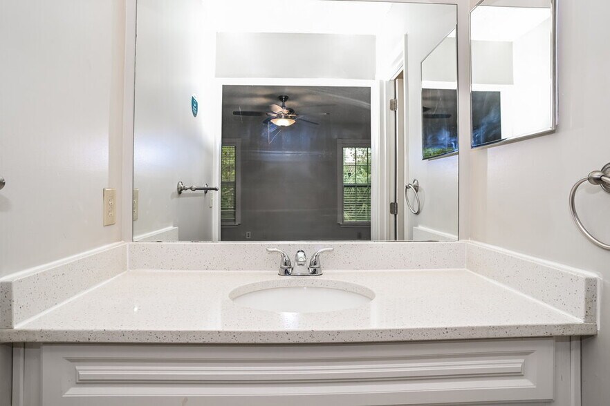 Building Photo - 9552 Glenn Abbey Way