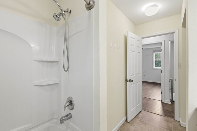 Building Photo - Cozy 2 Bedroom House Available Now!