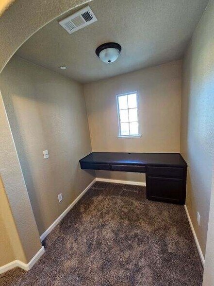 Building Photo - 5620 Bloom Dr