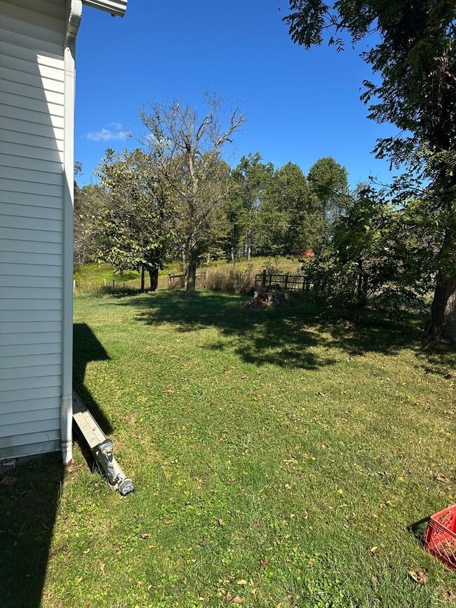 Building Photo - 4 Bedroom, 2 Bath farm house out in the Co...