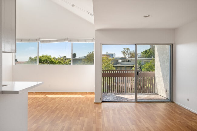 Building Photo - 5900 Canterbury Dr