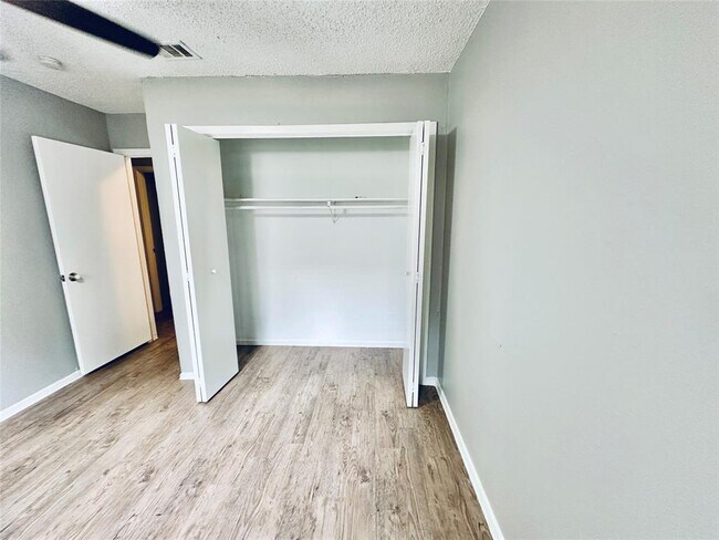 Building Photo - 1912 Valley Hill Cir