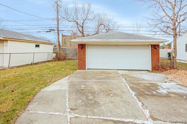 Building Photo - 22780 Courtland Ave