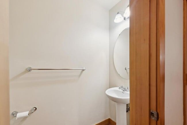 Building Photo - 2 bedroom in Seattle WA 98122