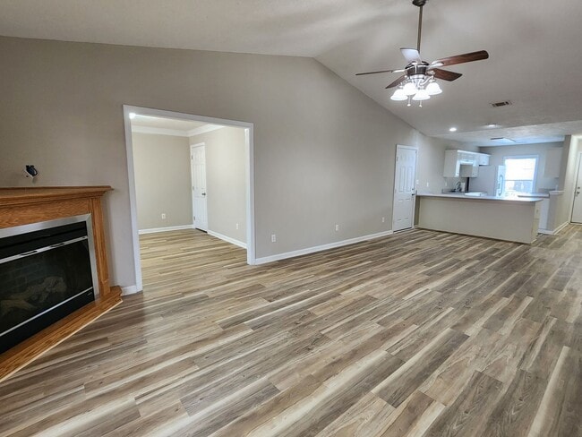 Building Photo - Like New Townhome