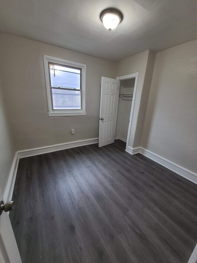 Building Photo - Large Upgraded Home! - Half off first months rent