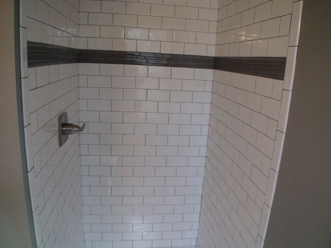 Building Photo - Charming Home Near Hessel Park