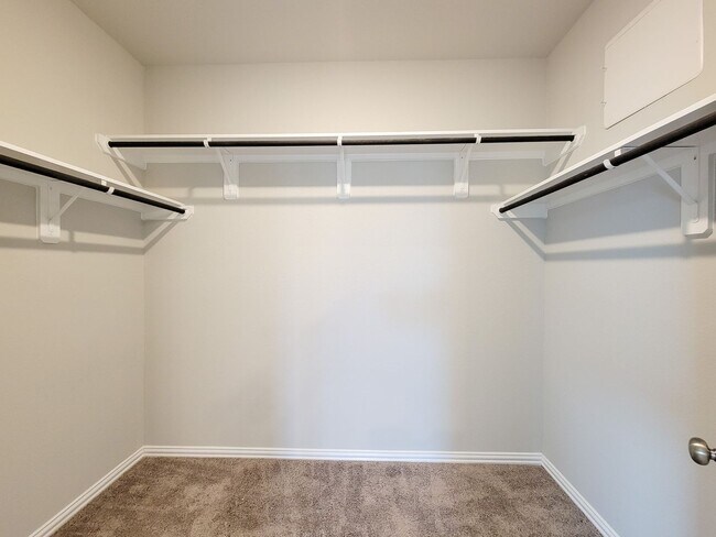 Building Photo - Quiet Cul De Sac! Tray Ceiling in Family & Primary suite. Wood Like Tile, Modern Gray Walls, Grea...