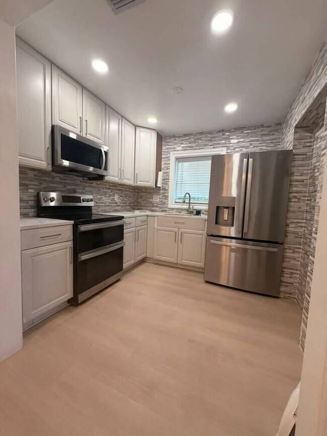 Building Photo - 905 S L St