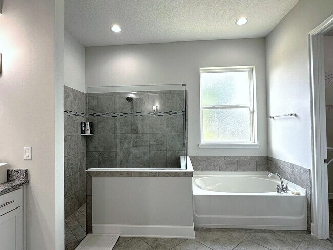 Building Photo - Fully Furnished, Stunning 4/4, Available I...