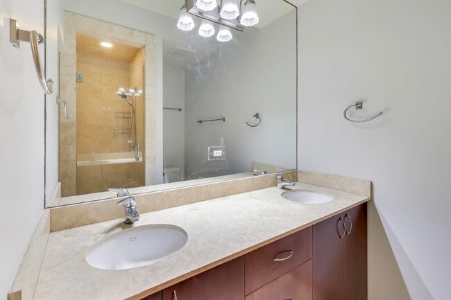 Building Photo - 4331 N Sacramento Ave