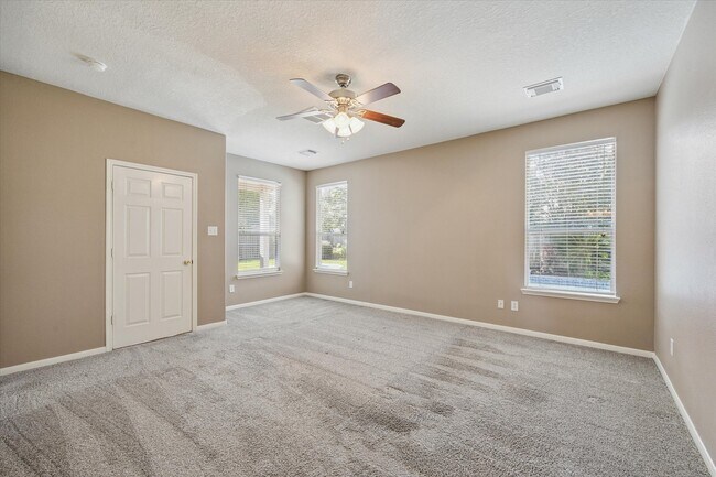 Building Photo - 19010 Country Square Dr