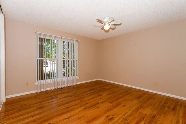 Building Photo - 9286 Clermont Dr