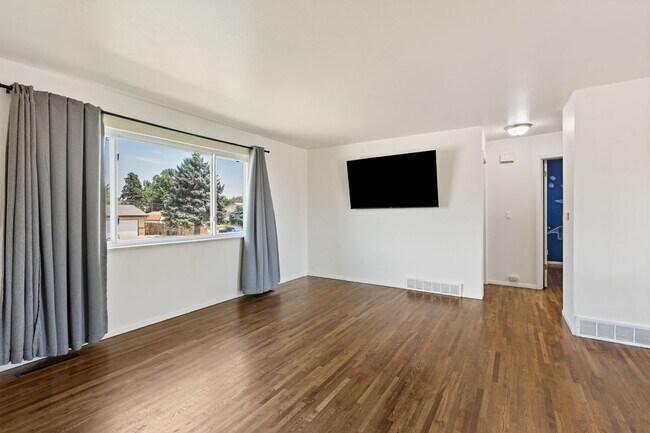 Building Photo - 4 bedroom with large backyard