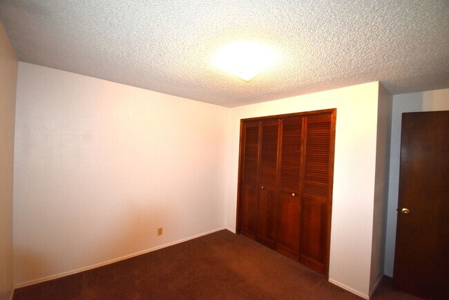 Building Photo - Well kept duplex with garage.