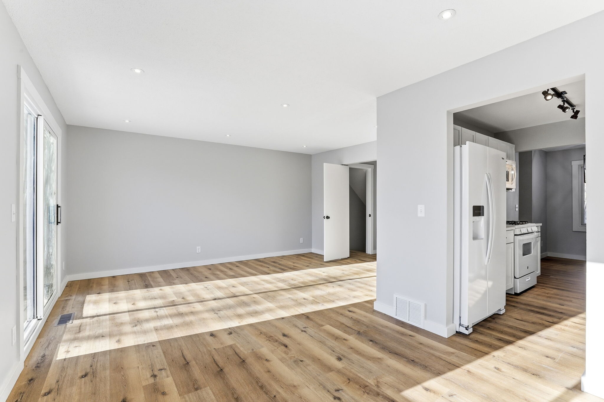 Building Photo - 351 W Eagle Lake Dr