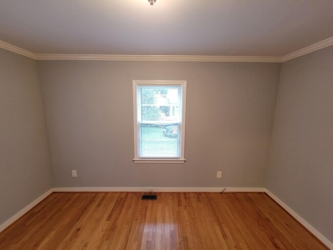 Building Photo - Your Cozy New Home Awaits in Burlington!