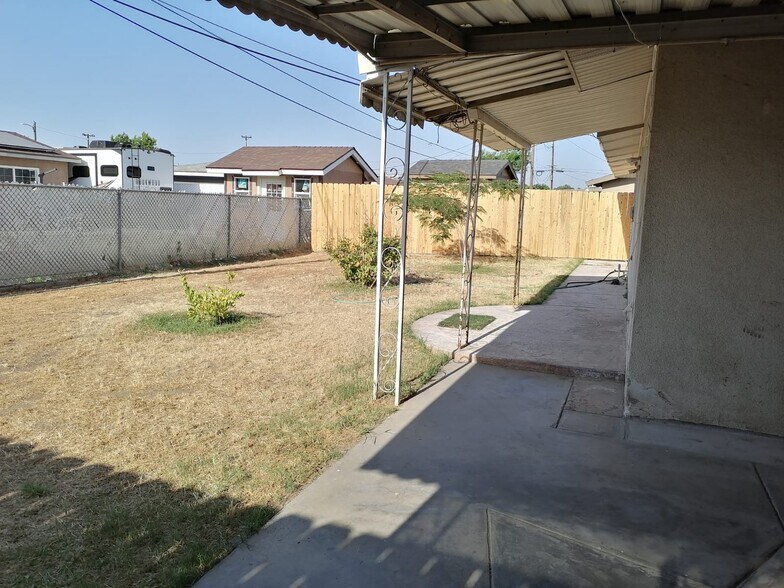 Building Photo - 708 Pinewood Ct