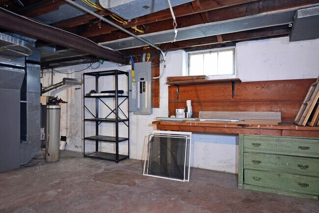 Building Photo - Beautiful 3-Bedroom 1.5-Bathroom Available...