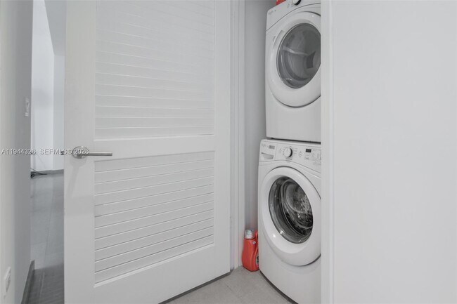 Building Photo - 68 SE 6th St