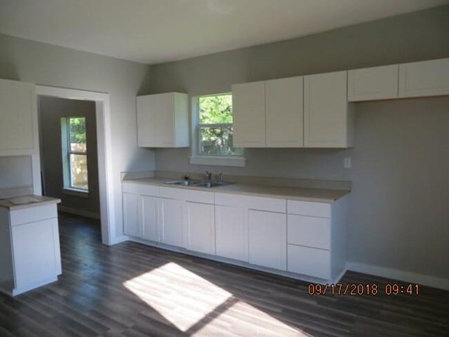 Building Photo - Updated 2 Bedroom!