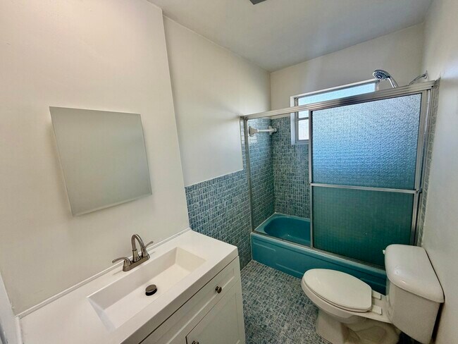 Building Photo - 1000 NE 14th Ave