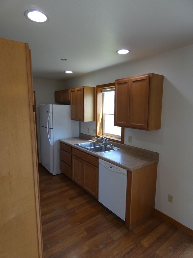 Building Photo - APPLICATION PENDING - Quiet living close t...