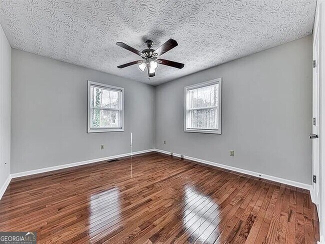 Building Photo - 1400 Boxwood Dr NW