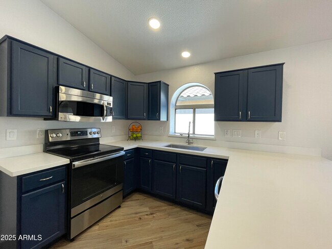 Building Photo - 841 E Lovegrass Dr