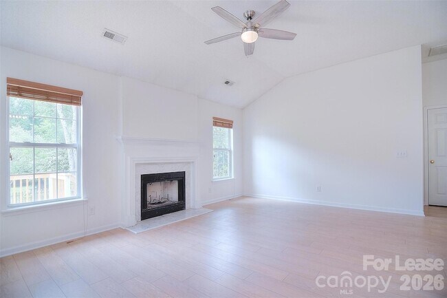 Building Photo - 550 Carlisle Dr