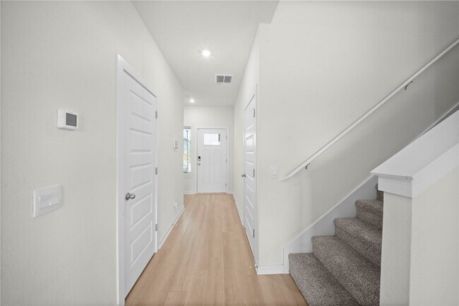 Building Photo - 3844 Pinecrest St